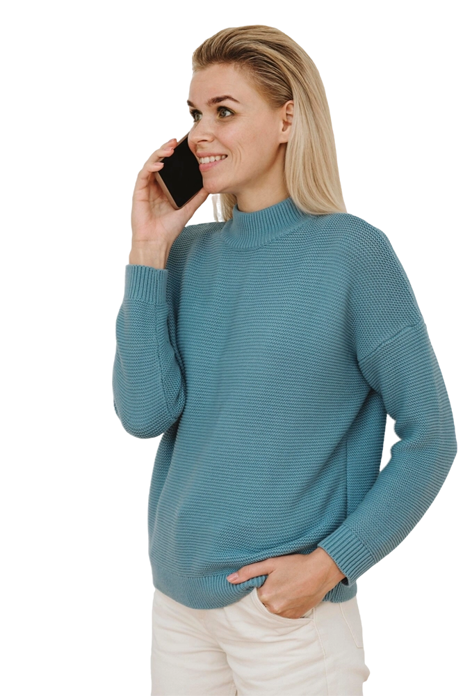 En kvinde der holder en telefon til øret