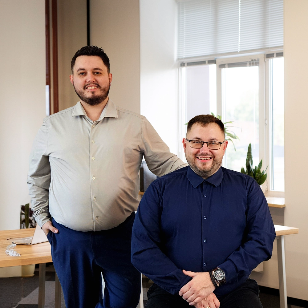 Per Hoffmann og Ole Hoffmann kigger ind i kameraet